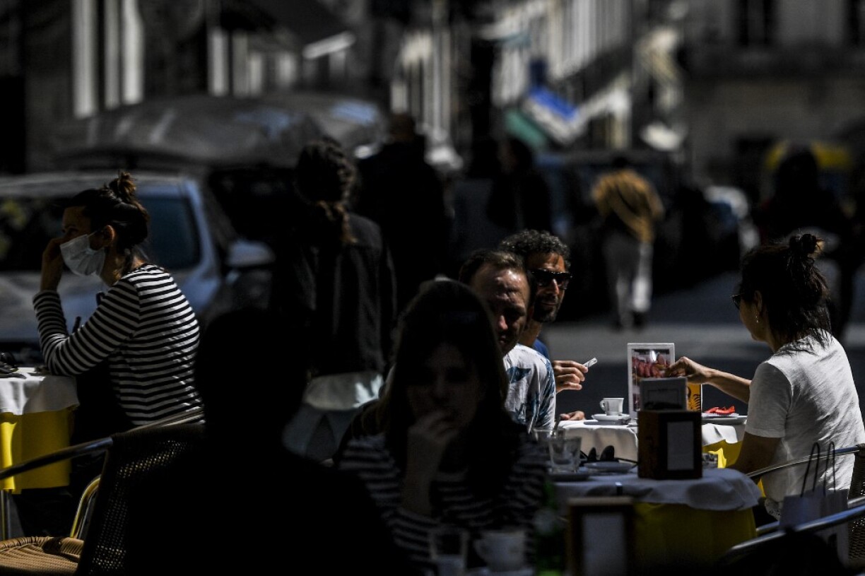 Des clients installés en terrasse dans un café de Lisbonne.