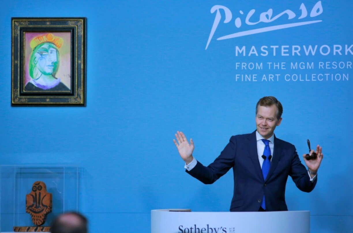 Oliver Barker, commissaire-priseur de Sotheby's, lors d'une vente aux enchères de 11 oeuvres de Picasso provenant de la collection de MGM Resorts dont la