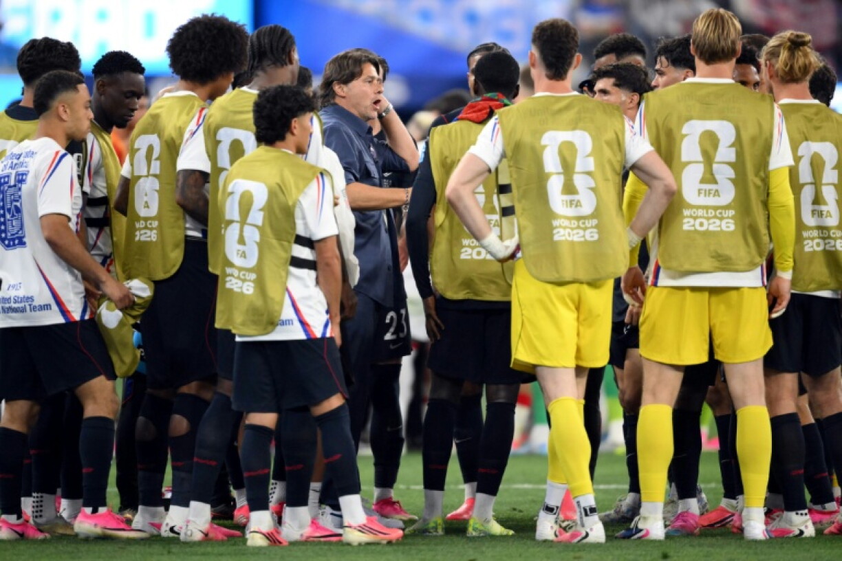 Le sélectionneur des Etats-Unis Mauricio Pochettino parle à ses joueurs durant le match des poules contre la Turquie au Mondial-2026, le 25 juin à Los Angeles