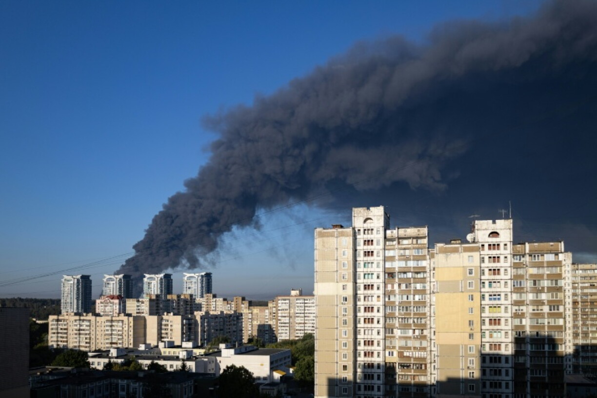 Un épais nuage de fumée s'élève après une attaque de drone russe, le 29 août 2026 à Kiev