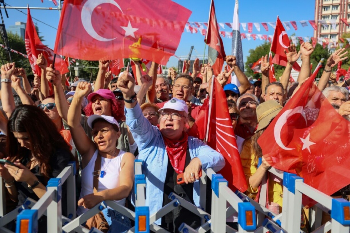 Plusieurs dizaines de milliers de sympathisants du CHP, à Ankara le 14 septembre 2025