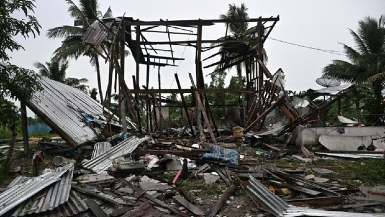 Une maison détruite par des tirs cambodgiens dans la province frontalière thaïlandaise Surin le 27 juillet 2025