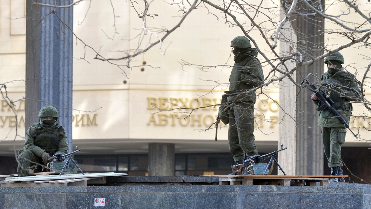 Maskéiert an arméiert Männer virum Parlament op der Krim, Simferopol