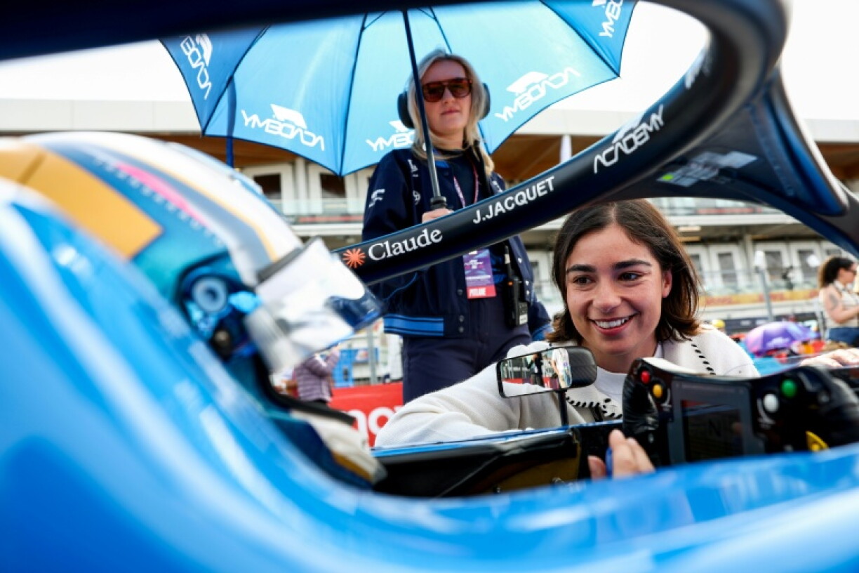 Jamie Chadwick (C) is a team ambassador for Williams