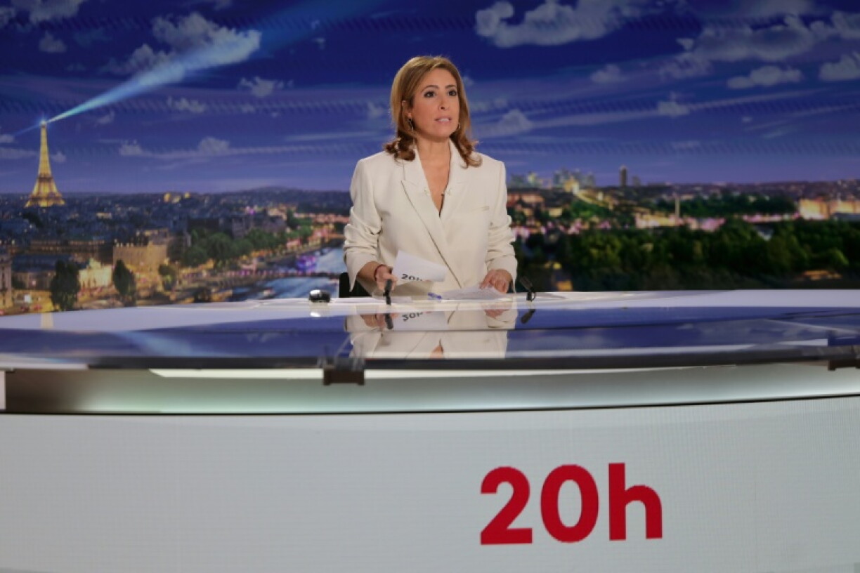 Léa Salamé présente le 20H00 de France 2, le 16 mars 2026, à Paris