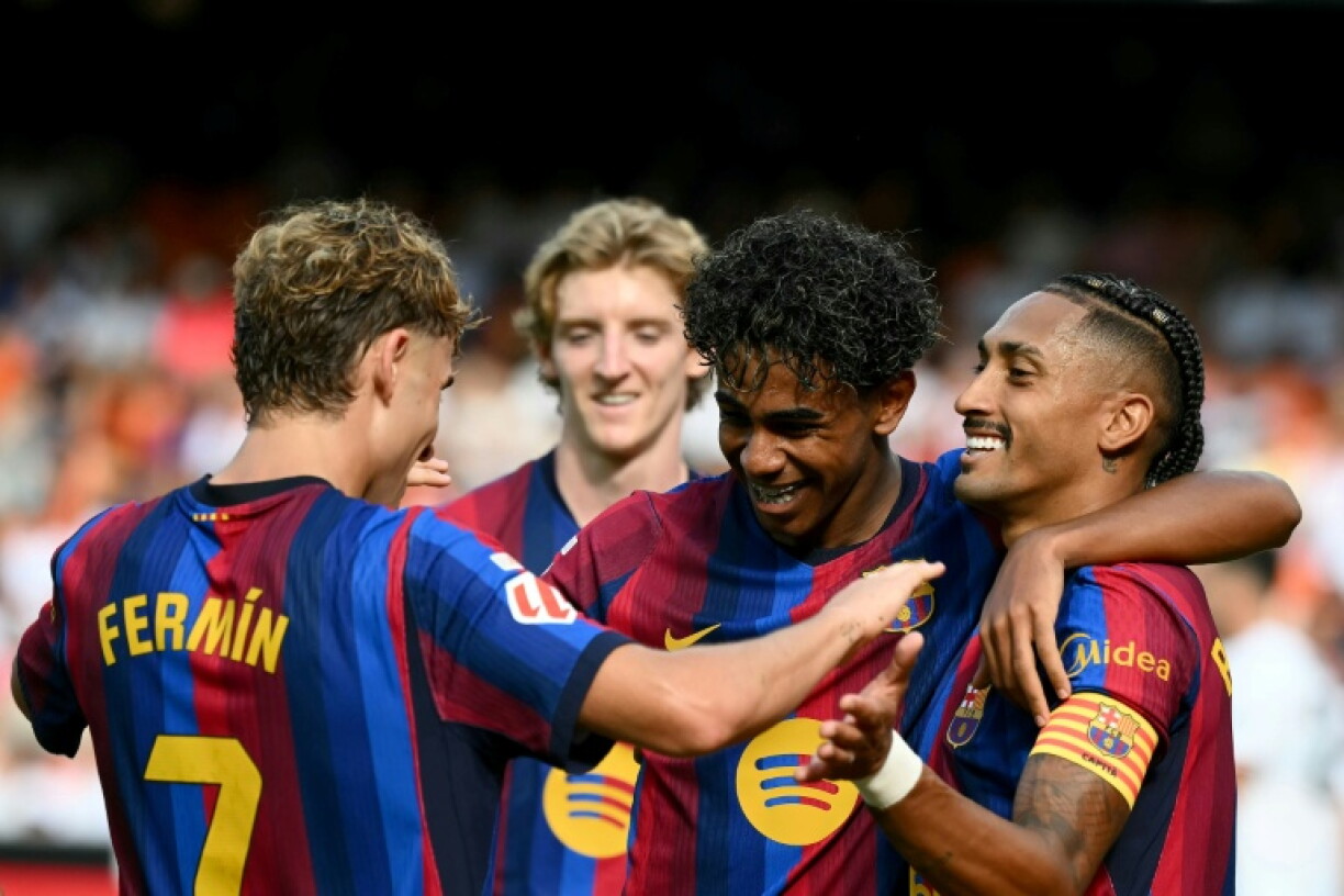 Le Barça, avec un doublé du prodige espagnol Lamine Yamal (au centre) et des buts de Raphinha et Fermin Lopez, n'a fait qu'une bouchée de Valence écrasé à domicile, le 6 septembre 2026