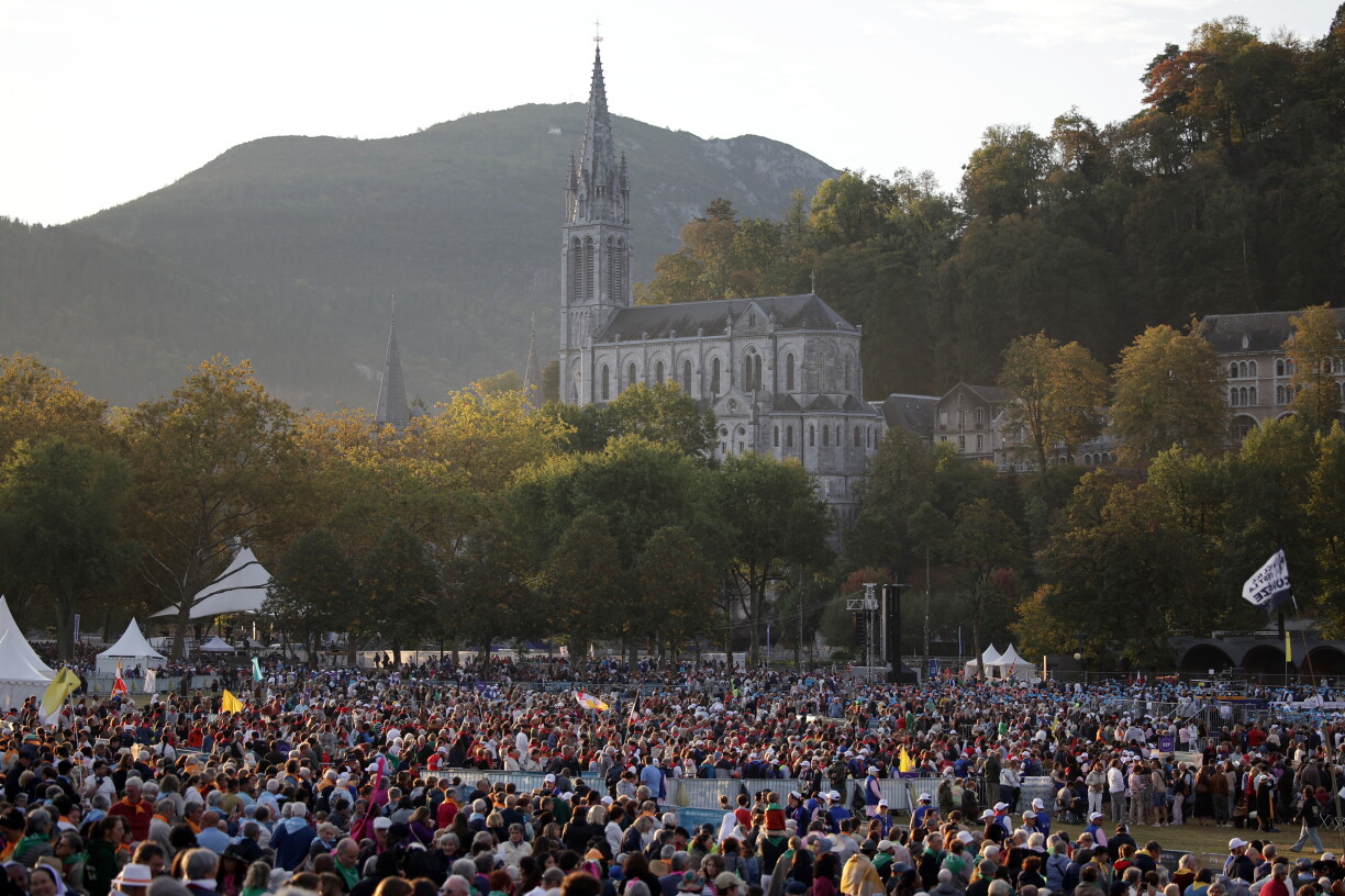 Des fidèles arrivent pour assister à une messe célébrée par le pape Léon XIV au sanctuaire de Notre-Dame de Lourdes, au troisième jour de sa visite en France.