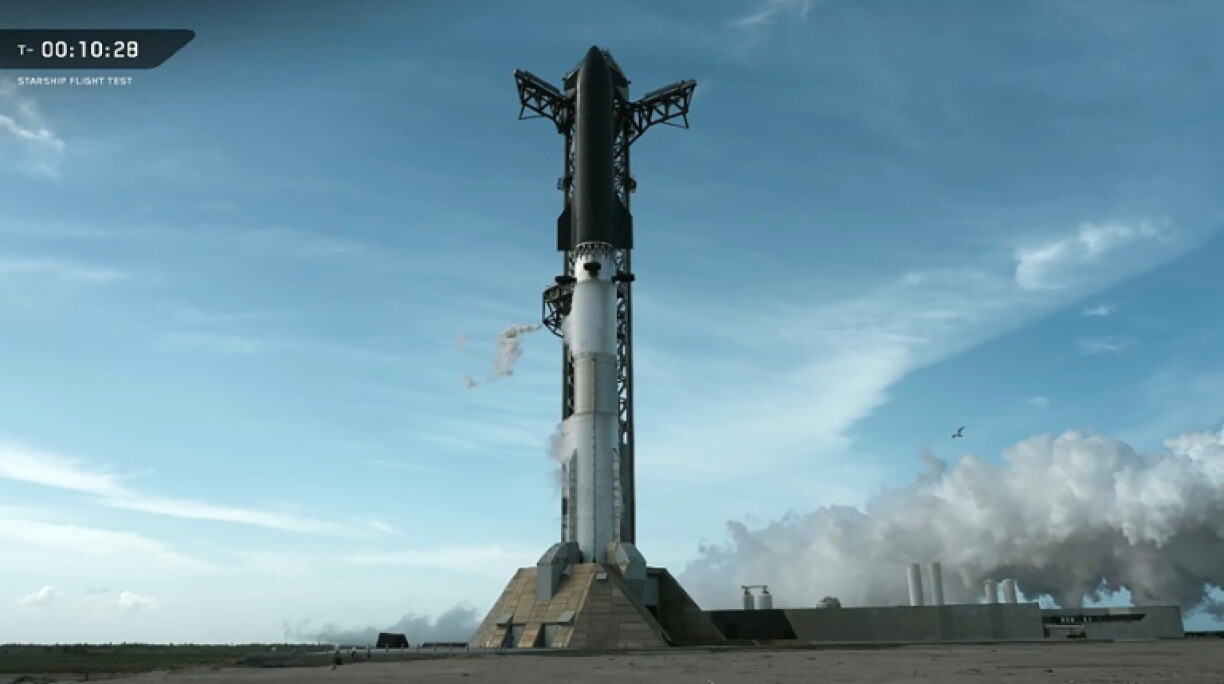 Image tirée d'une retransmission en direct de SpaceX montrant la fusée Starship dix minutes avant son lancement prévu depuis Starbase, lors du 13e vol d'essai à South Padre Island, au Texas, le 16 juillet 2026