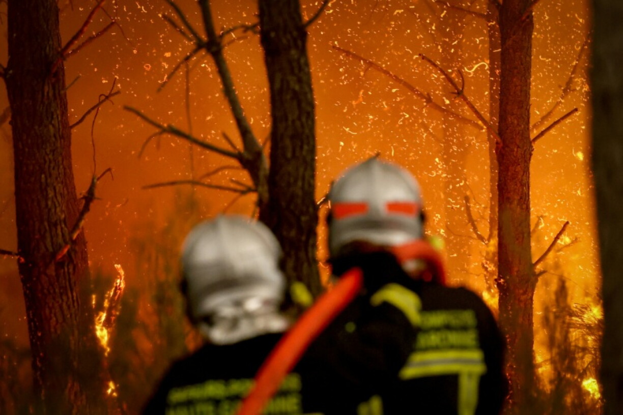 Des pompiers luttent contre un feu de forêt à Saint-Jean-d'Illac, près de Bordeaux, le 26 juillet 2026 en Gironde