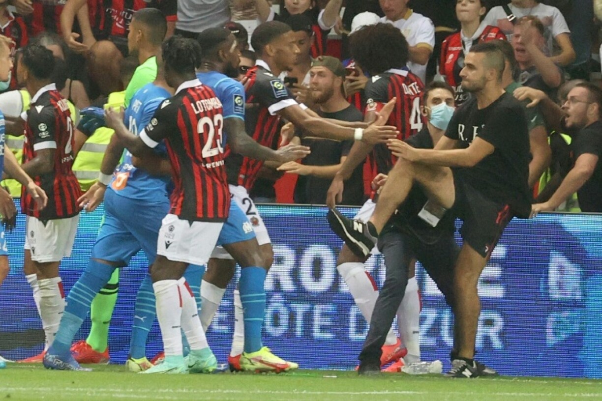 Un supporter aux prises avec les joueurs de Nice-Marseille, interrompu à la 75e après des incidents au stade Allianz Riviera de Nice, le 22 août 2021
