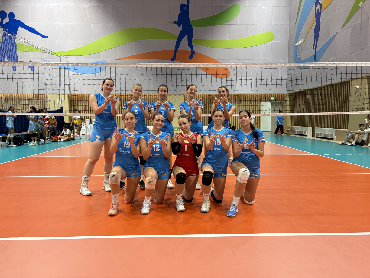 D'Meedercher aus dem Lycée Michel Rodange hu Lëtzebuerg um ISF World School Volleyball Championship 2026 vertrueden.