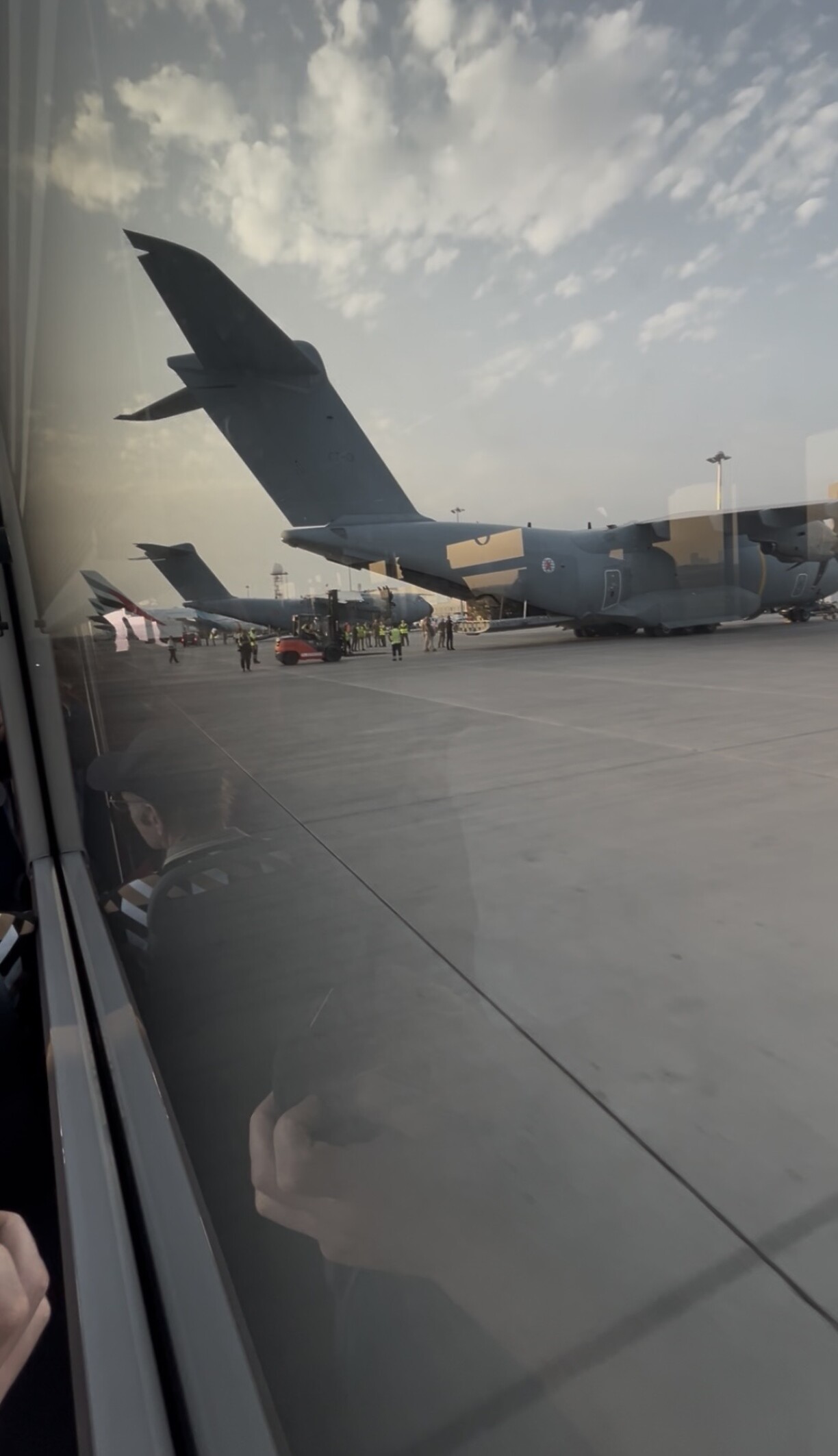 Bléck op de Militärfliiger aus dem Bus eraus.