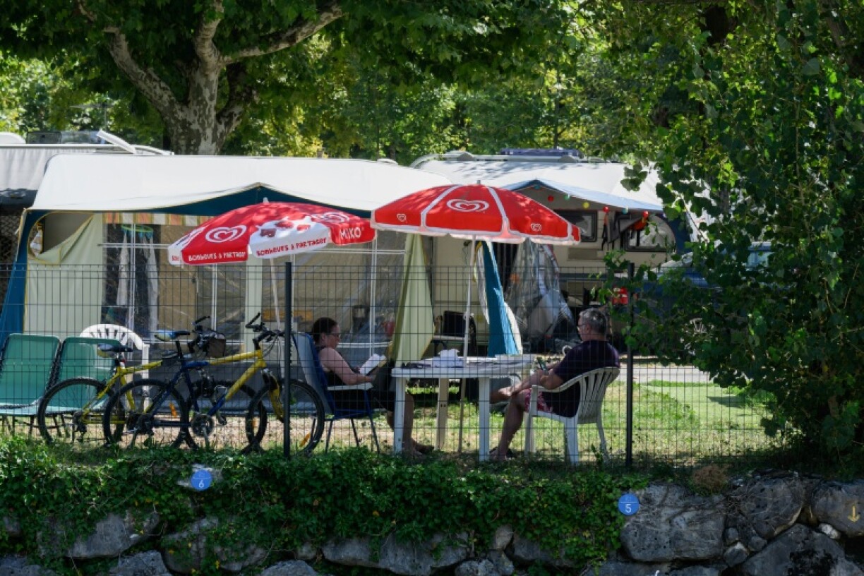 L'étude montre un retour marqué vers des formes d’hébergement plus accessibles, comme le camping, en forte progression (17% à 27%)