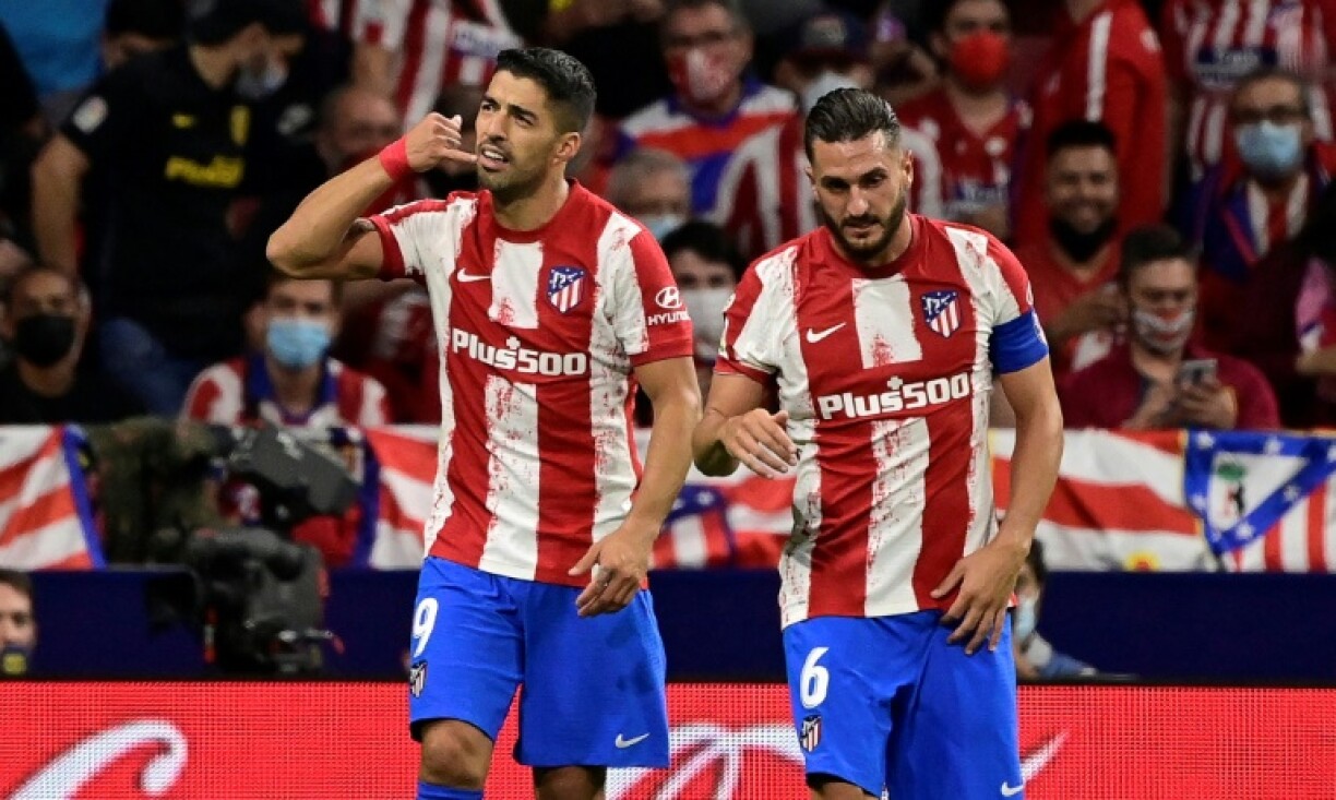 L'attaquant uruguayen de l'Atlético Madrid Luis Suarez célèbre son but marqué contre Barcelone, avec le milieu de terrain Koke, lors de la 8e journée de LaLiga, le 2 octobre 2021 au Wanda Metropolitano Stadium