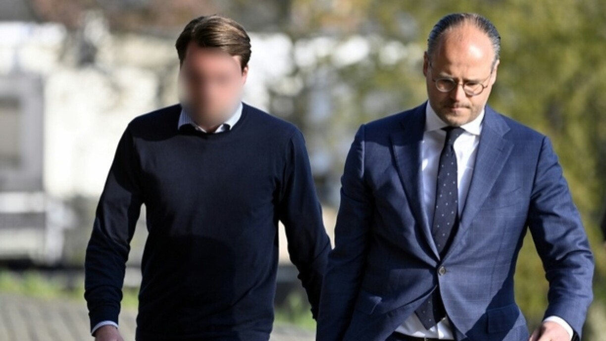 Un des prévenus et son avocat, Me Frédéric Thiébaut, arrivent au palais de justice de Hasselt, en Belgique, pendant le procès en première instance le 22 avril 2022