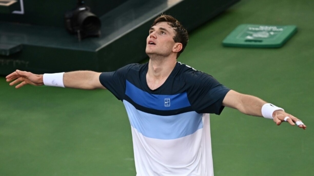 Le Britannique Jack Draper réagit après avoir remporté la demi-finale du simple messieurs contre l'Espagnol Carlos Alcaraz à Indian Wells, en Californie, le 15 mars 2025