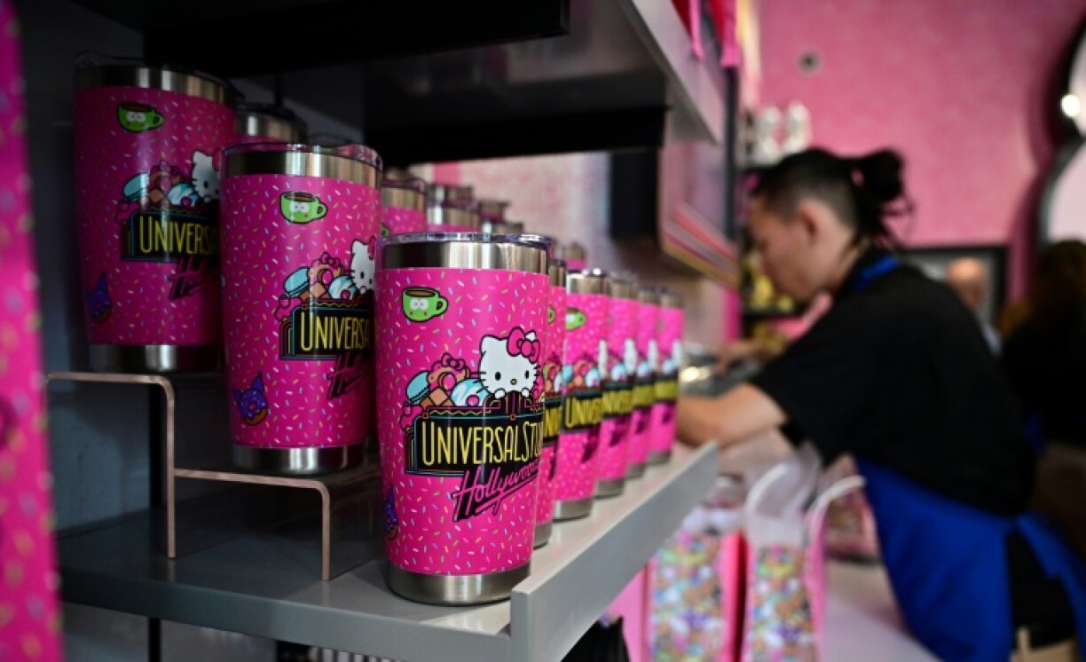 Des mugs Hello Kitty vendus à la Sanrio Smile Shop du parc Universal Studios Hollywood, le 6 septembre 2024 à Universal City, en Californie