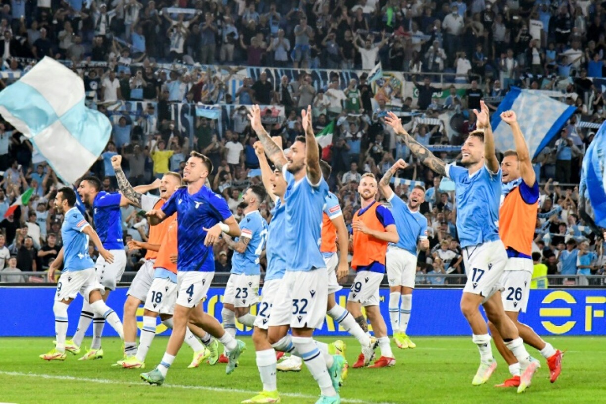 La joie des joueurs de la Lazio Rome, après avoir remporté le derby en Serie A, 3-2 face à la Roma, ec l'aigle Olimpia, le 26 septembre 2021 au Stadio Olimpico à Rome