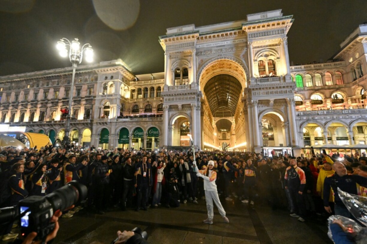 La flamme olympique, brandie ar la danseuse étoile italienne Nicoletta Manni (C), est arrivée jeudi soir à Rome, à la veille de l'ouverture officielle des JO-2026 de Milan Cortina