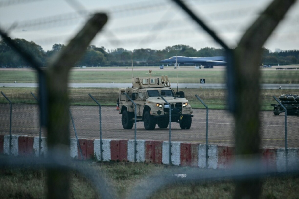 Un blindé patrouille le 28 septembre 2026 sur la base aérienne de Fairford, en Angleterre, avec en arrière-plan un bombardier B-1B de l'US Air Force