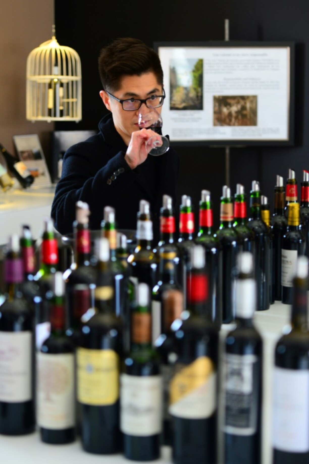 Un journaliste chinois goûte les primeurs 2020 du Chateau de Rouillac à Léognan, en Gironde, le 26 avril 2021