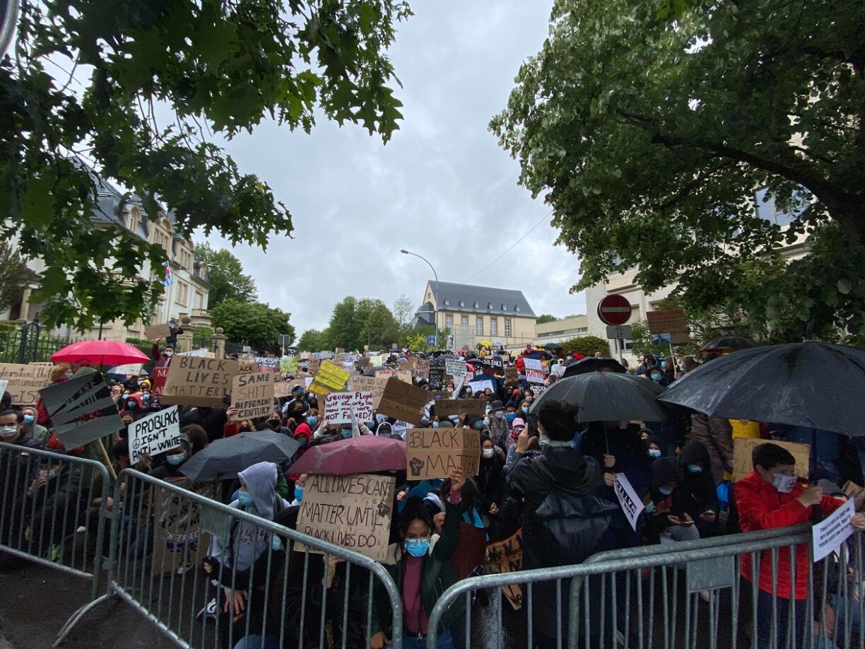 Les manifestants mettent un genou à terre devant l'ambassade américain à Luxembourg le 5 juin 2020