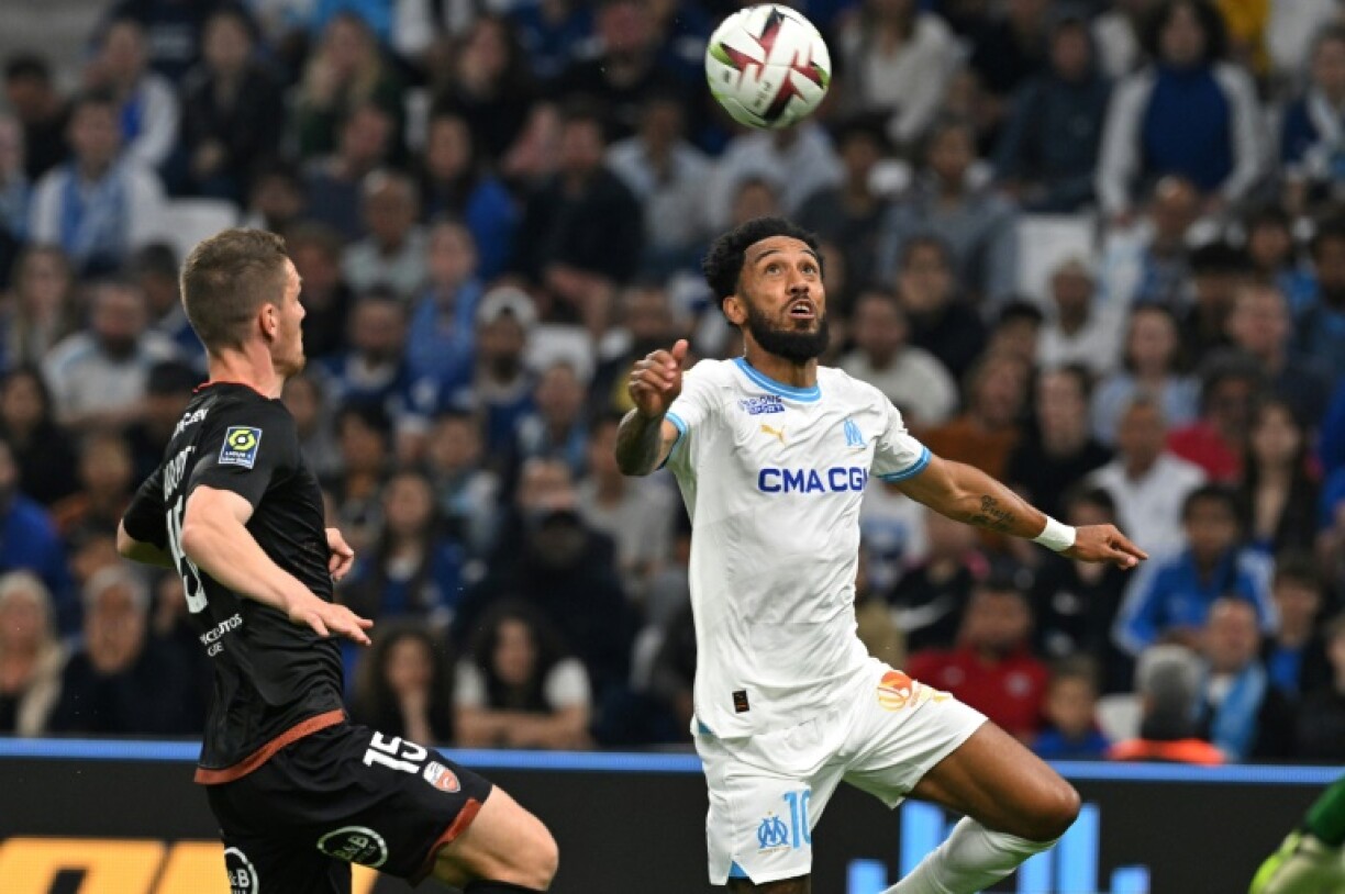 L'attaquant marseillais Pierre-Emerick Aubameyang (d) face au défenseur de Lorient Julien Laporte, le 12 mai 2024 au Stade Vélodrome