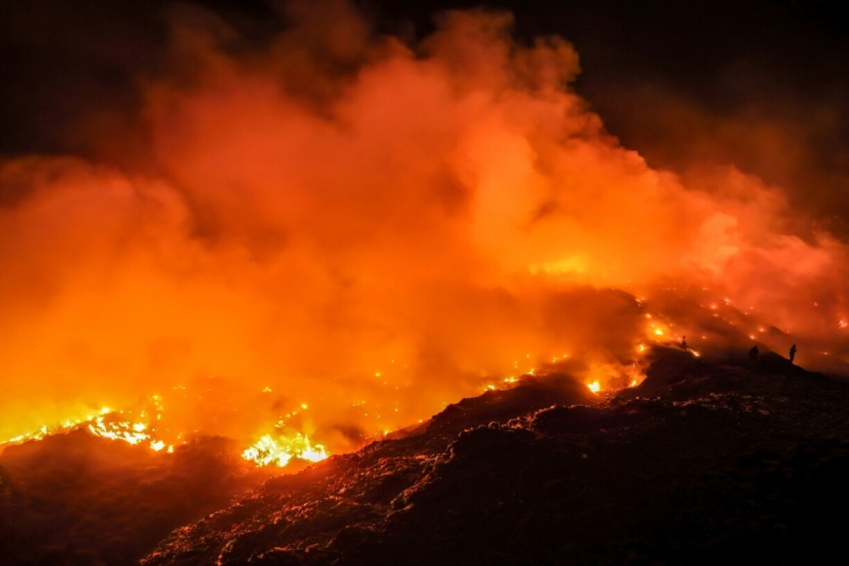Un incendie fait rage à Rasau Jaya, dans le district de Kubu Raya, dans la province indonésienne de Kalimantan occidental située sur l'île de Bornéo, le 6 août 2026