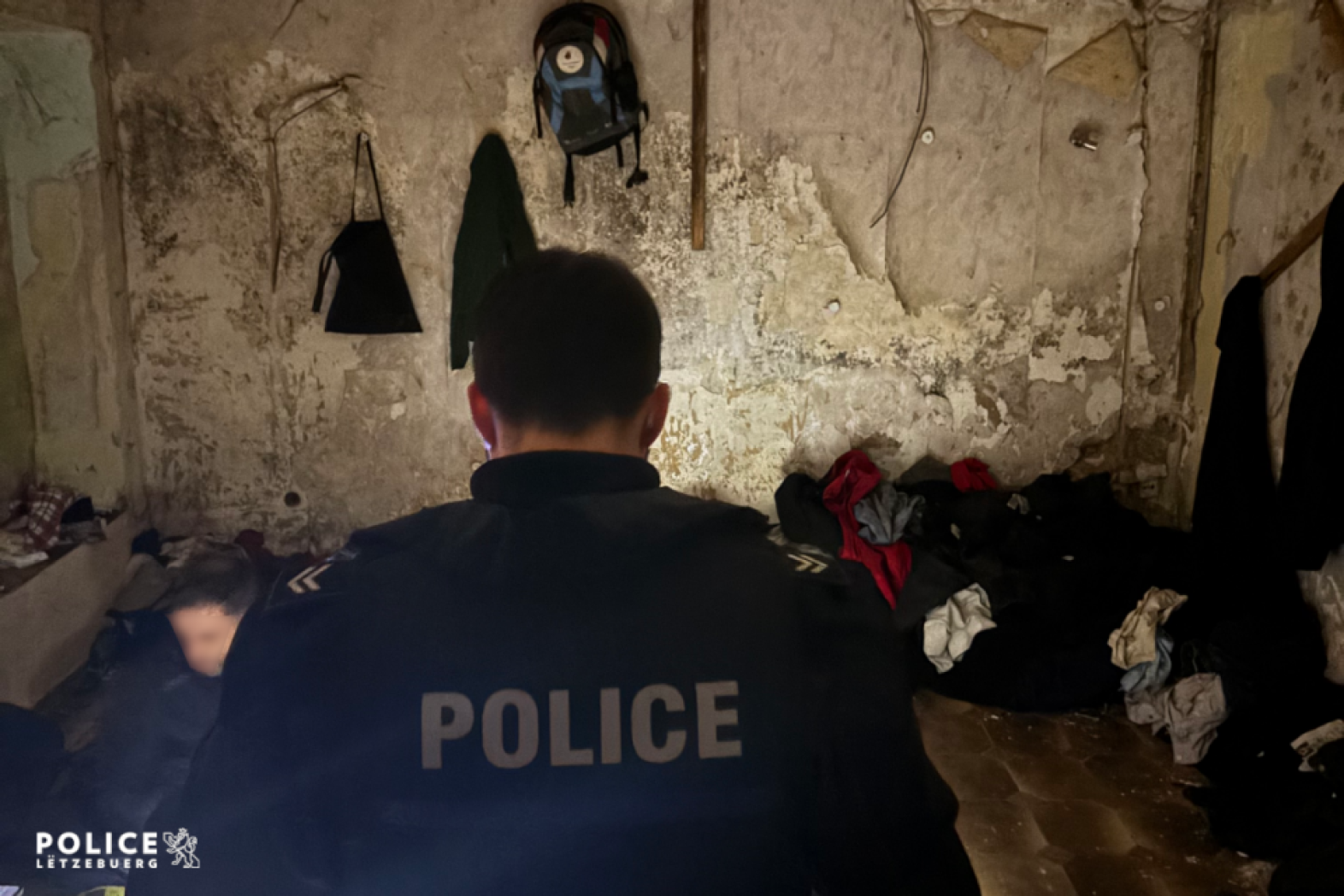 Policekontroll an net-bewunnten Haiser an der Stad.