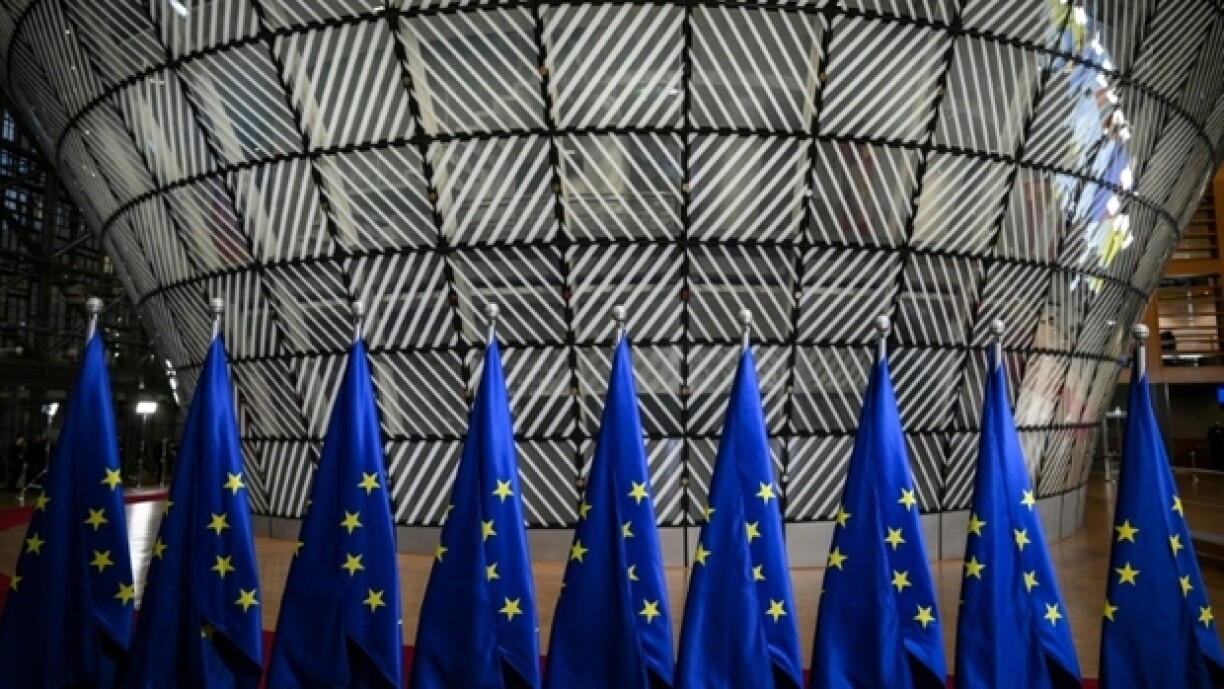 Des drapeaux de l'Union européenne à Bruxelles, le 18 décembre 2024