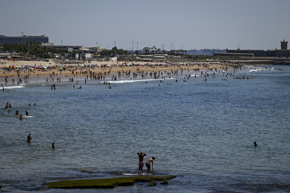 Des personnes profitant de la météo sur la plage de Carcavelos à Cascais, en cette fin septembre anormalement douce.
