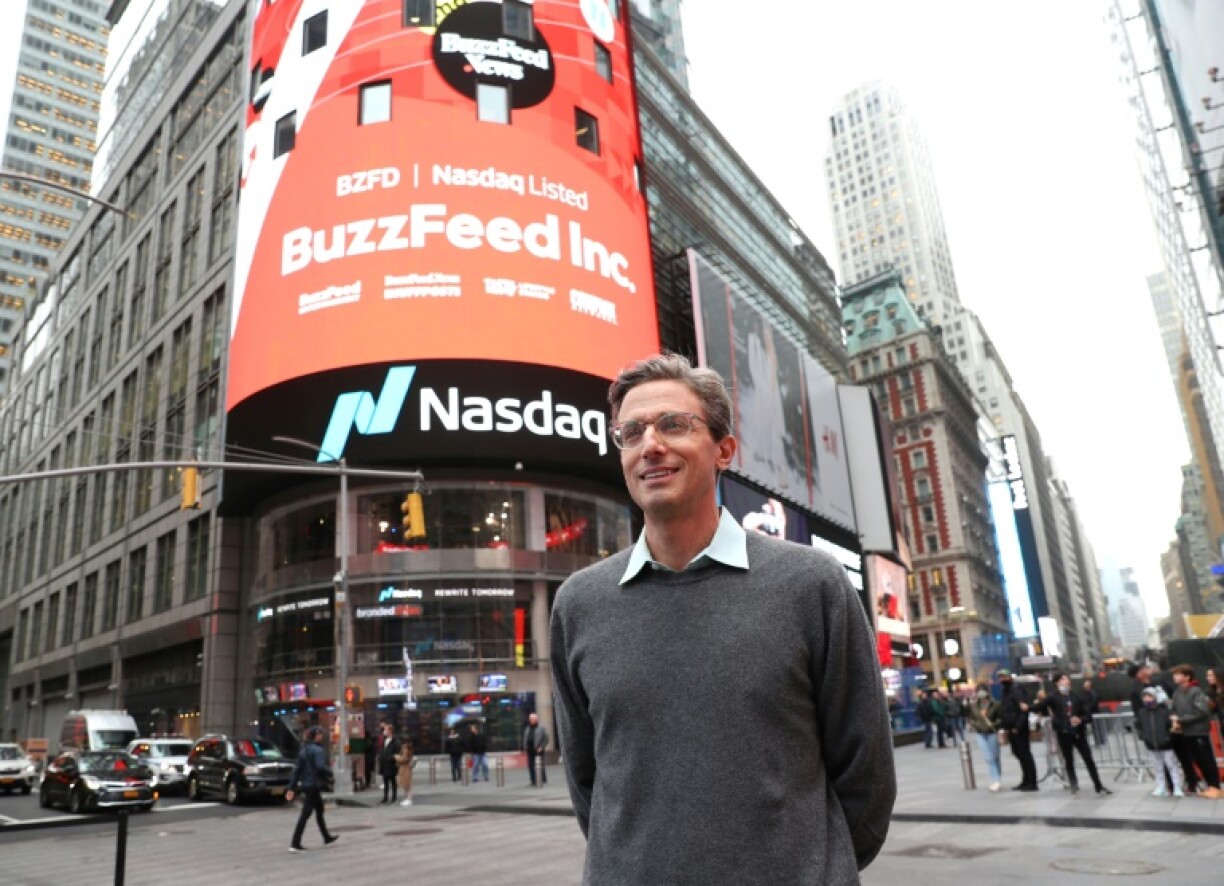 Le directeur de BuzzFeed John Peretti devant une publicité pour son site, le 6 décembre 2021 à New York