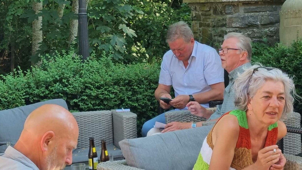 De Buergermeeschter Fränk Arndt kuckt gespaant op d'Resultater aus senger Gemeng.