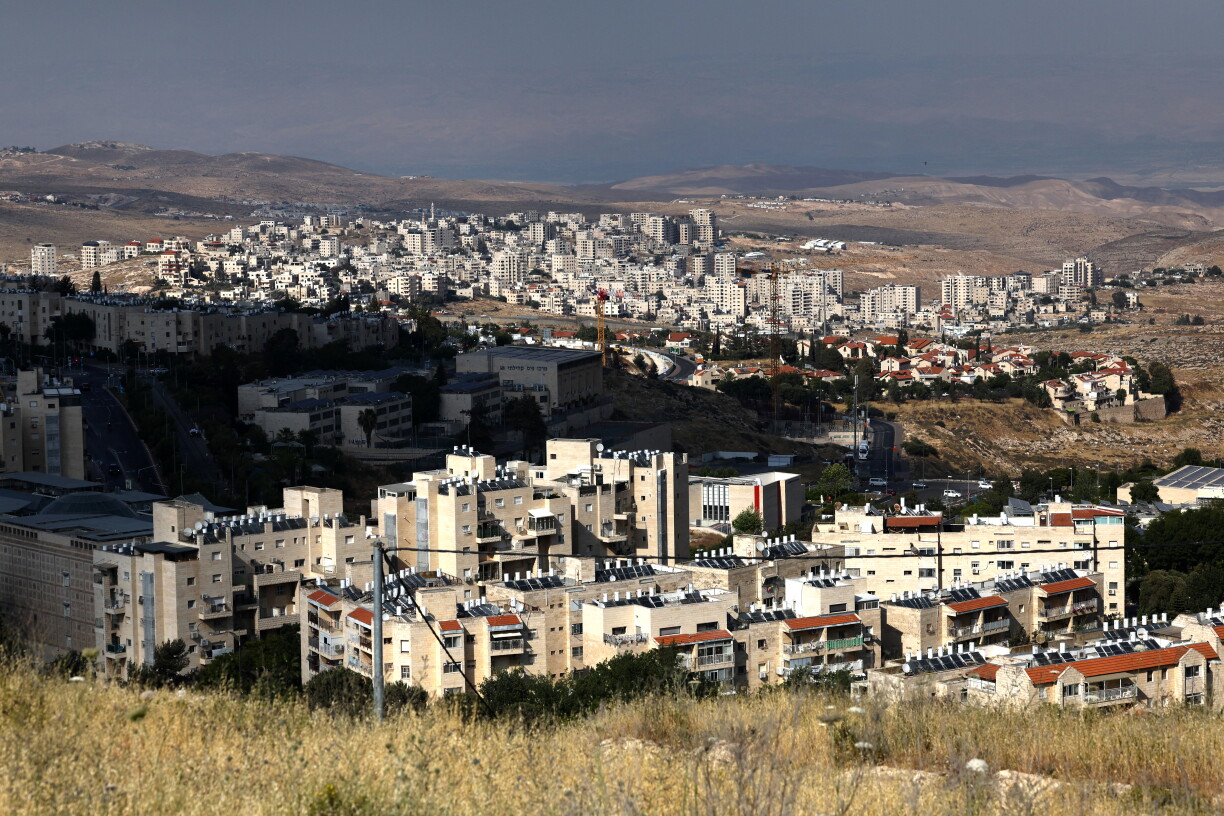 Déi israeelesch Siidlung Pisgat Zeev (Vierdergrond) am nërdlechen Deel vun Ost-Jerusalem an déi ëmstridden israeelesch Trennmauer, déi déi palästinensesch Stad Hzma (Hannergrond) trennt. (22. Mee 2026)