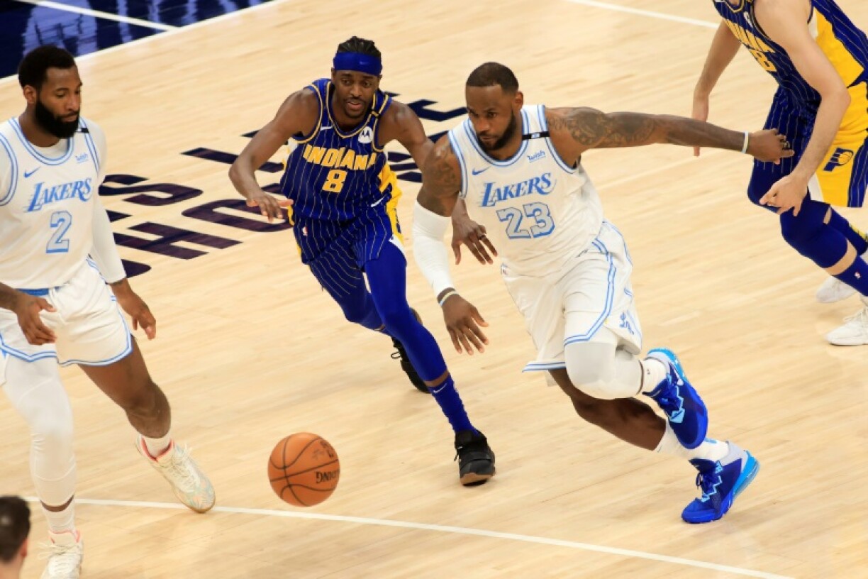 LeBron James (Los Angeles Lakers) déborde Justin Holiday (Indiana Pacers, lors de leur match de NBA, le 15 mai 2021 à IndianapolisLos Angeles Lakers v Indiana Pacers