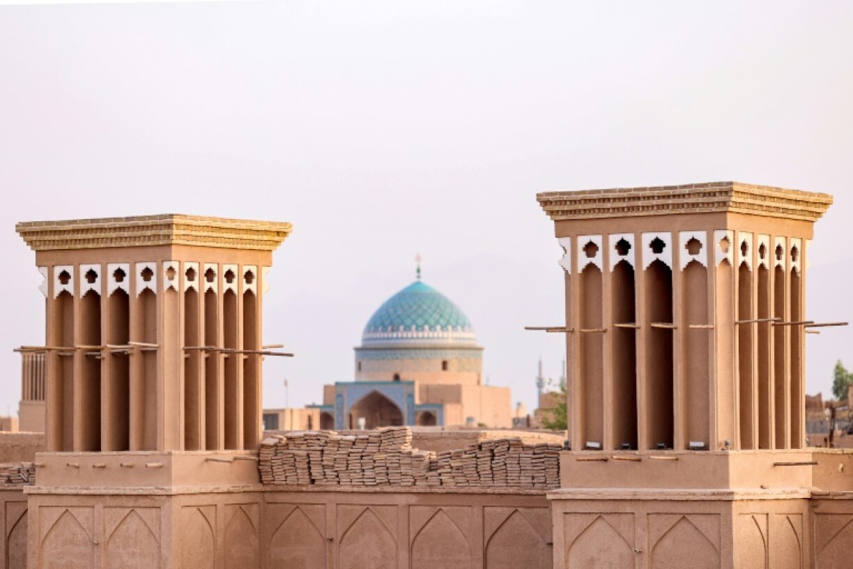 Photo de deux tours à vent, les ancêtres écologiques de la climatisation, dans la ville de Yazd, au centre de l'Iran, le 3 juillet 2023