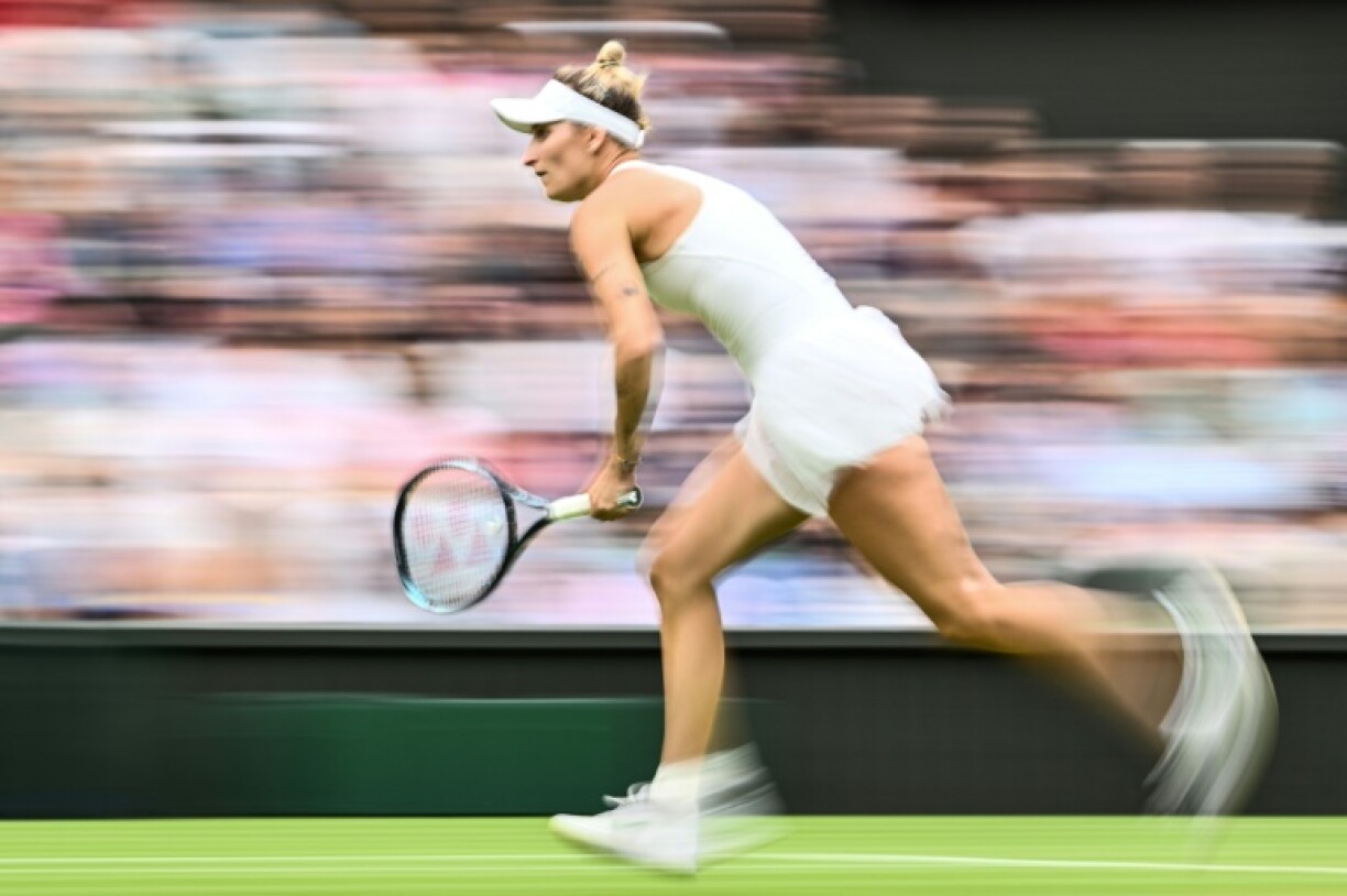 La Tchèque Marketa Vondrousova opposée à l'Ukrainienne Elina Svitolina à Wimbledon, le 13 juillet 2023