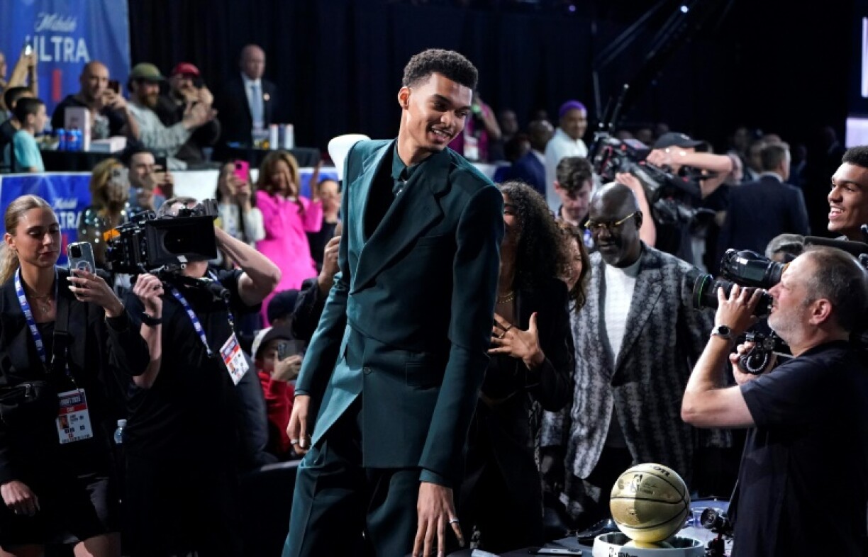 Victor Wembanyama célèbre sa sélection par les San Antonio Spurs, le 22 juin 2023 à New York