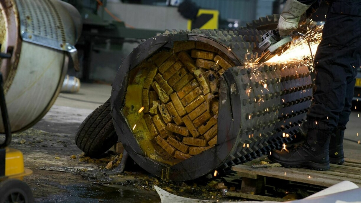 Il a fallu procéder au démontage complet des rouleaux compresseurs. À l’aide d’équipements lourds, il a finalement été possible de briser leur enveloppe