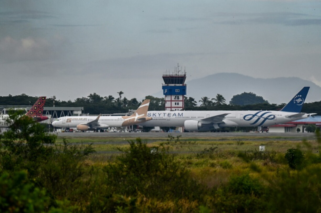 Des avions sont immobilisés sur le tarmac de l'aéroport Iskandar Muda, à Blang Bintang, en Indonésie, le 6 septembre 2026