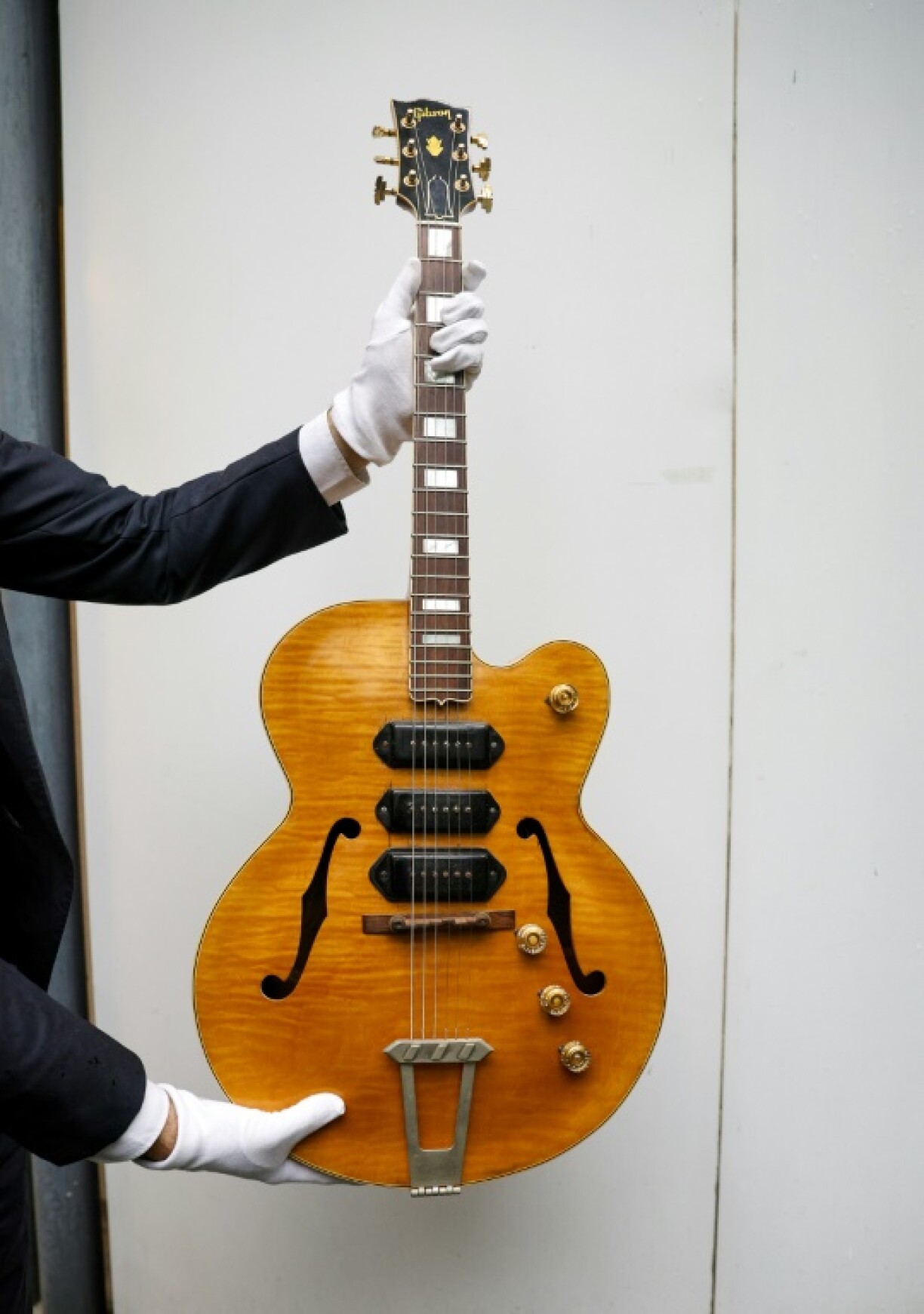a guitare du bluesman T-Bone Walker présentée le 12 septembre 2023 à Paris avant une mise aux enchères