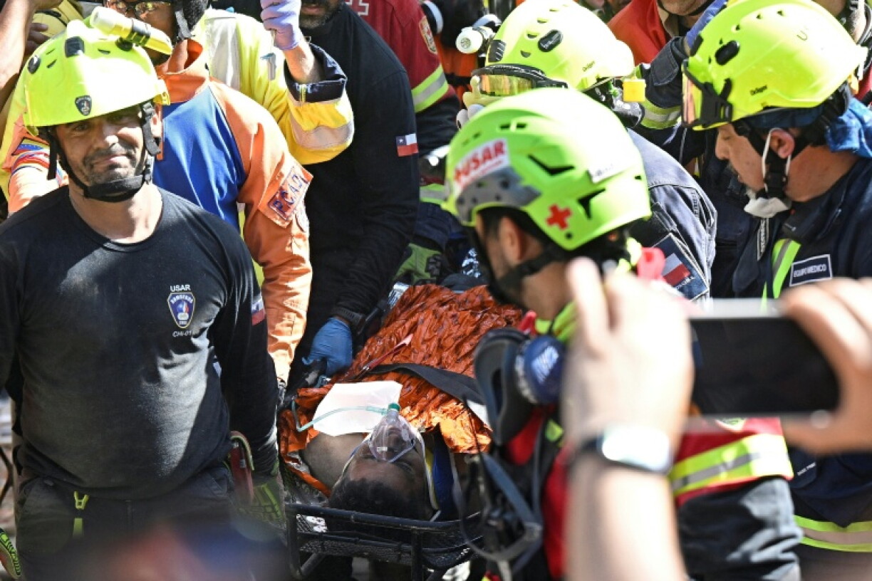 Une équipe de secours internationale transporte Hernan Gil, survivant des deux séismes surenus dans l'Etat de La Guaira, sur une civière à Catia La Mar, le 2 juillet 2026, soit huit jours après le tremblement de terre