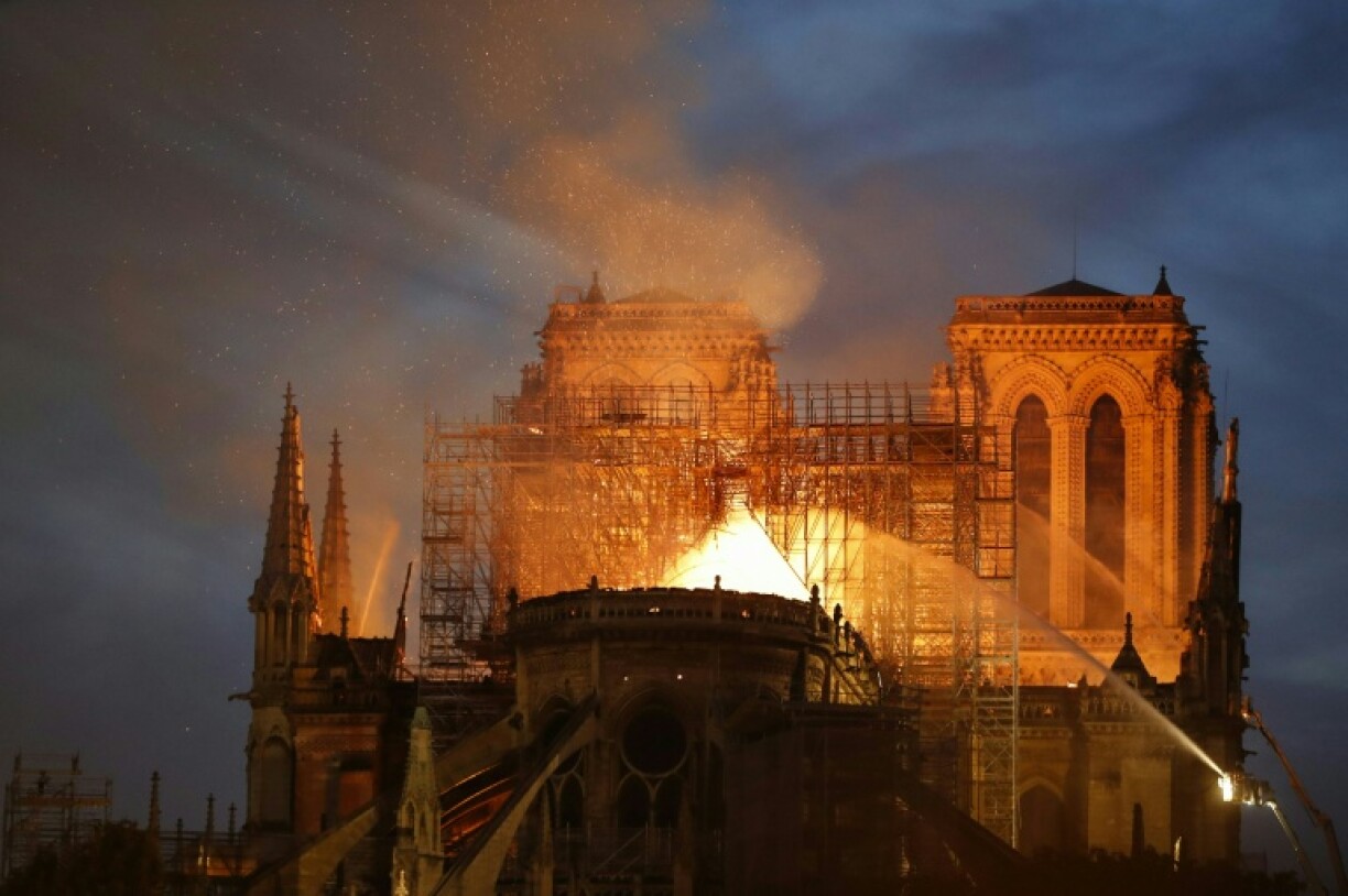 Les sapeurs-pompiers attaquent le feu de la toiture de la cathédrale Notre-Dame de Paris, le 15 avril 2019