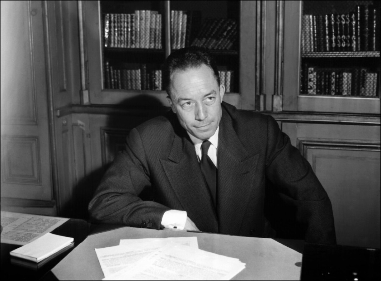 L'écrivain Albert Camus à Paris après l'annonce de l'attribution du prix Noel de littérature, le 17 octobre 1957