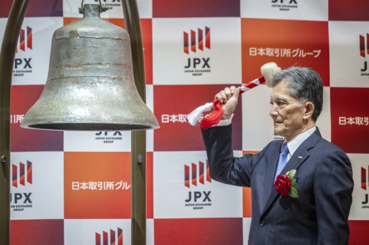 Kioxia president and CEO Nobuo Hayasaka rang the bell at a ceremony to mark the company’s stock market debut