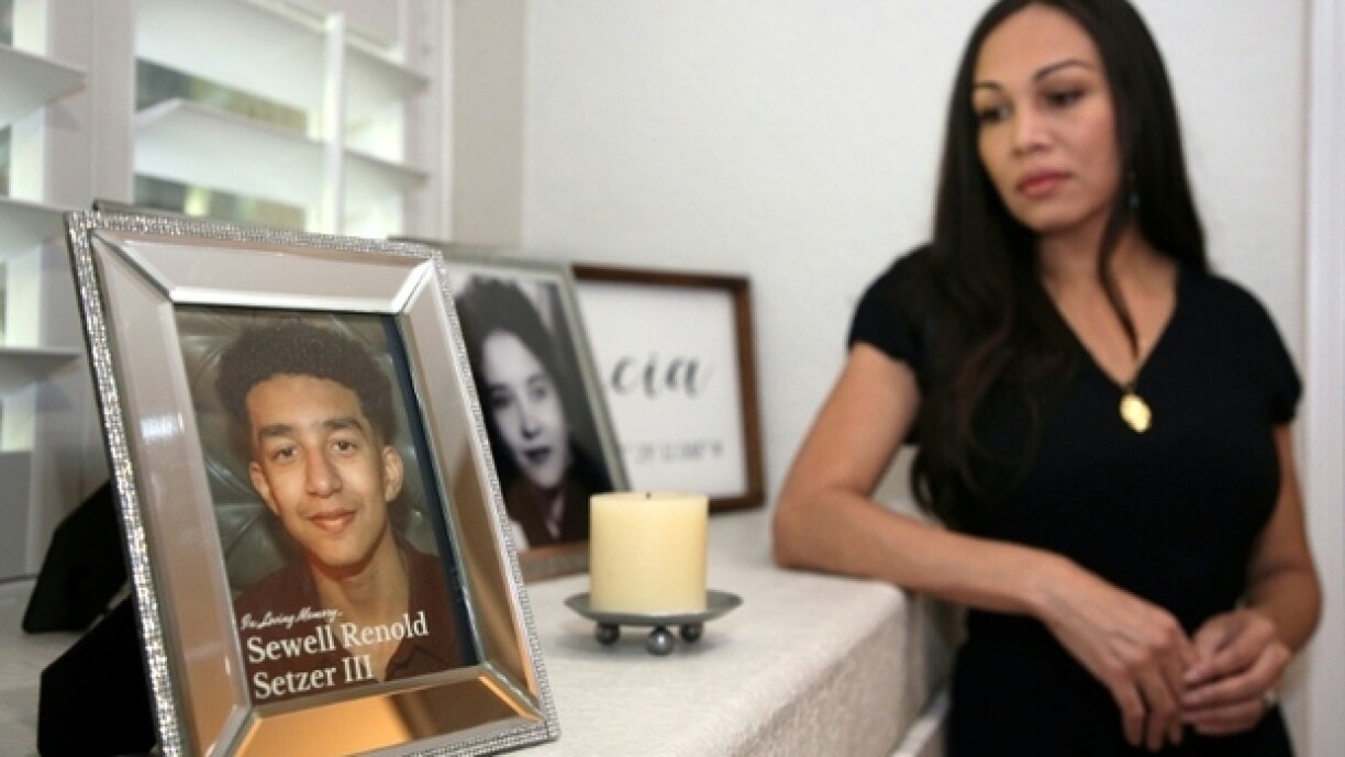 Megan Garcia près d'un portrait de son fils Sewell, le 9 octobre 2025 à Orlando, dans l'Etat américain de Floride