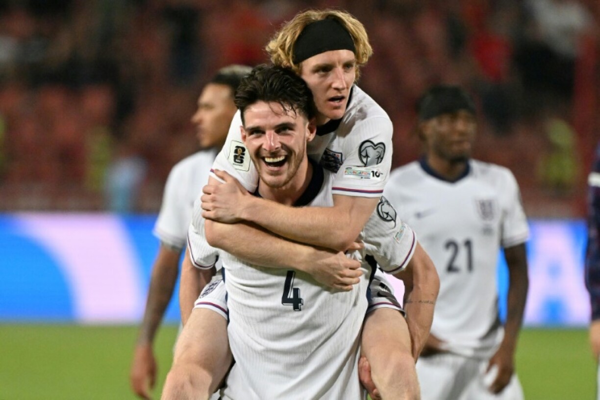 England's Declan Rice and Anthony Gordon celebrate after beating Serbia