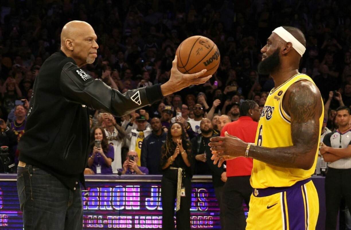 Kareem Abdul-Jabbar remet symboliquement le ballon de meilleur marqueur de l'histoire de la NBA à LeBron James, le 7 février 2023 à Los Angeles