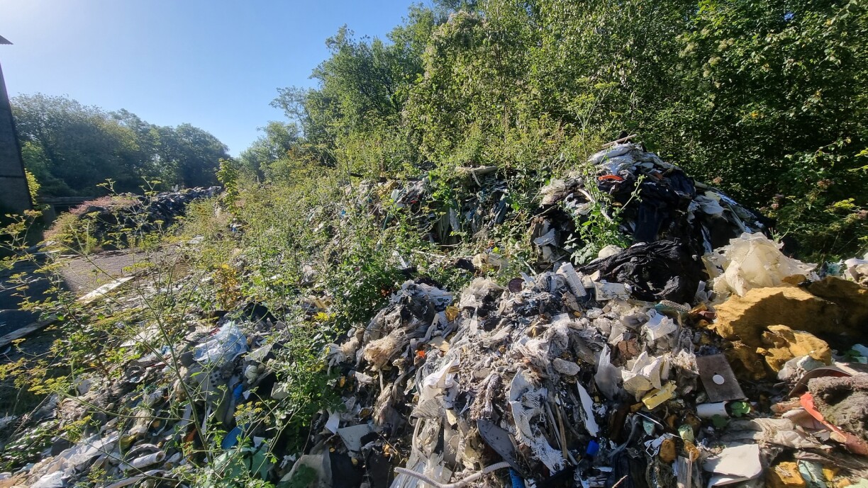 Depuis quatre ans, la nature a eu le temps d'investir cette montagne de détritus...