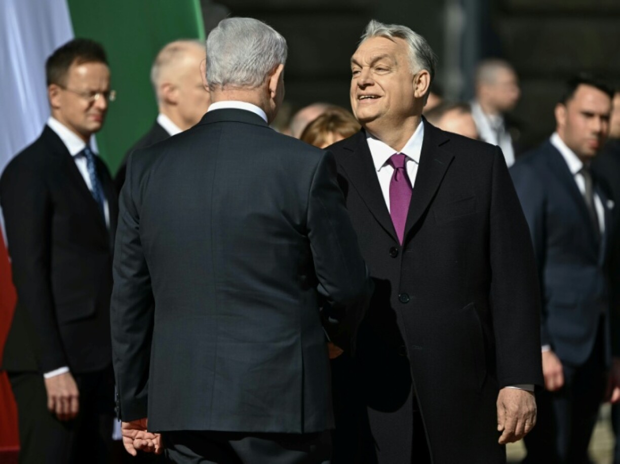 Le Premier ministre hongrois Viktor Orban (à droite) salue le Premier ministre israélien Benjamin Netanyahu, le 3 avril 2025 à Budapest, en Hongrie